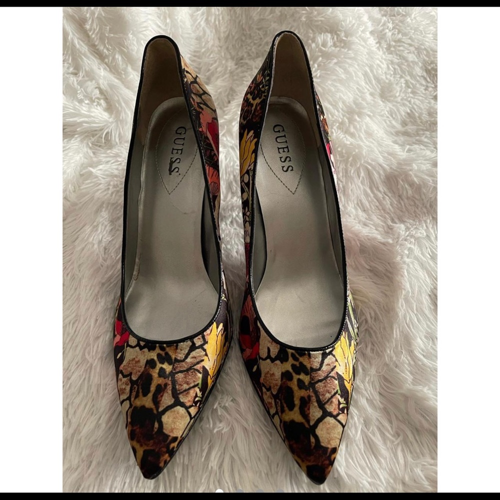 BRAND NEW 
GUESS FLORAL HEELS